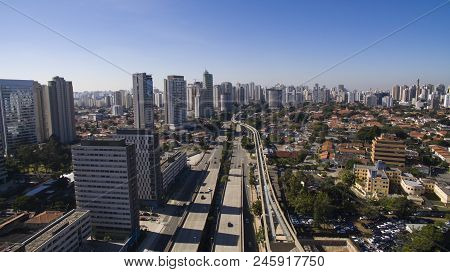 Large Avenues, Avenue Journalist Roberto Marinho, Sao Paulo Brazil, South America