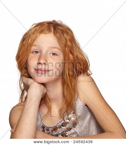 Šťastný zrzavou holku na bílém pozadí