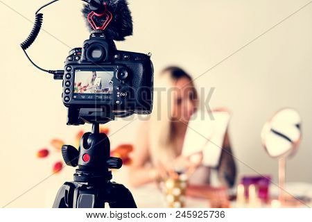 Beauty blogger recoding makeup tutorial