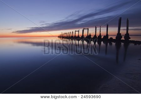 Vanha laituri auringonlaskun