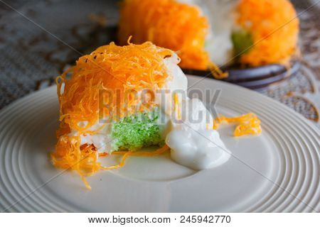 Gold Egg Yolk Thread Cakes Or Cake Foi Tong Lava Cake.