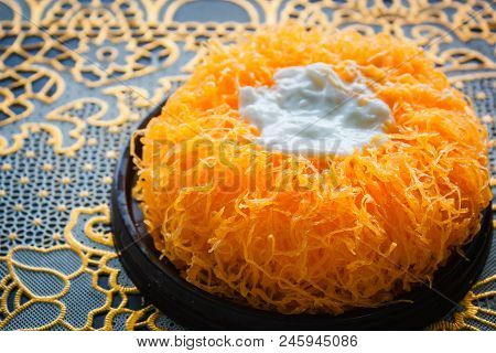Gold Egg Yolk Thread Cakes Or Cake Foi Tong Lava Cake.