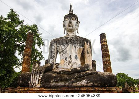 Sukhothai, Thailand - February 16, 2016:  Buddha Statues At Wat Mahathat Ancient Capital Of Sukhotha