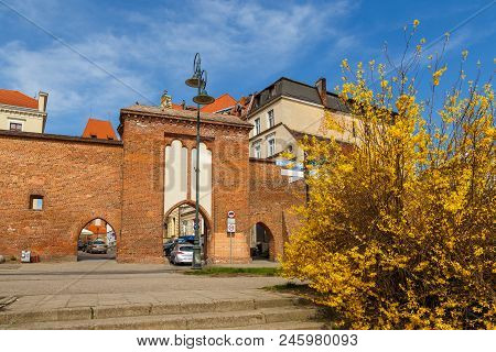 Torun, Poland - 05 April 2014: Sailing Gate And City Walls. The Tower Is Located Neighborhood Of The