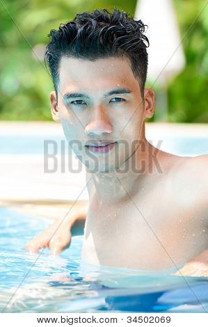 Uomo in piscina
