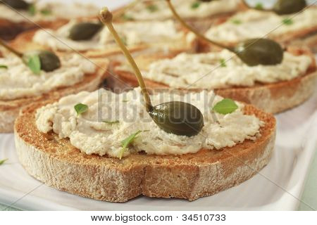 Crostini mit Thunfisch-KÃ¤se und Kapern-bruschetta