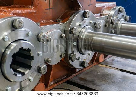 Gearbox Assembly, Spline Shaft With Bearing For Transmitting The Flywheel Into Motion