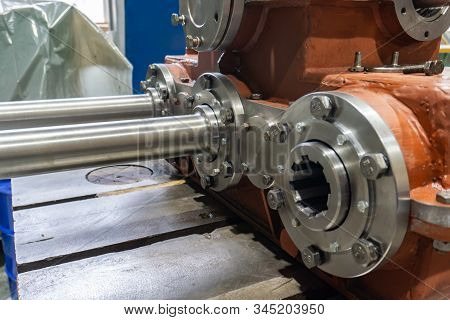 Gearbox Assembly, Spline Shaft With Bearing For Transmitting The Flywheel Into Motion