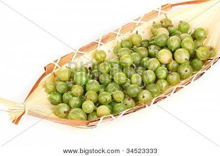 Grüne Stachelbeere in Korb, isolated on white