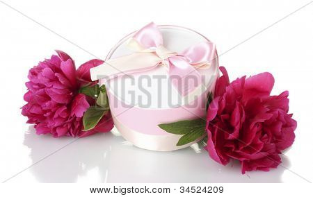 beautirul-de-rosa presente e peônia flores isoladas em branco