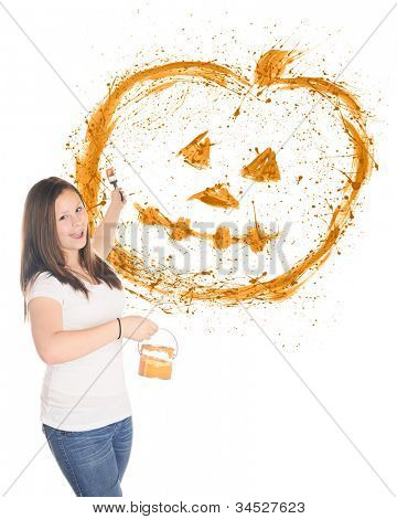Un bel prete lanciando vernice arancione per creare una zucca di Halloween splattered.  Su un bianco backgro
