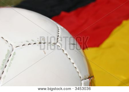 Futbol topu ve Alman bayrağı