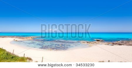 Praia de Formentera Es Calo com turquesa mar Mediterrâneo das Ilhas Baleares