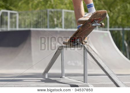 Skater doen neus Grind op Fun-box In Skatepark