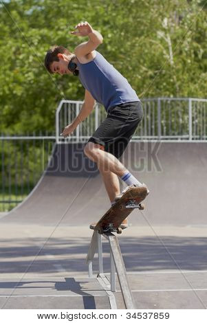 Skater doen Crooked Grind op Fun-box In Skatepark