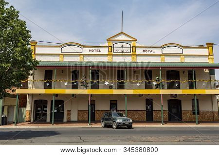Coonabarabran, Australia - January 7, 2020: Facade Of The Hotel Royal Built In 1922 After The Federa