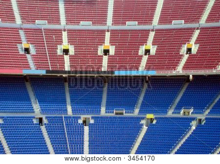 Righe di posti a sedere nello stadio