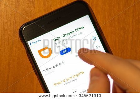 Los Angeles, California, Usa - 17 January 2020: Mobile Phone In Hand With Didi App Logo On Screen Cl