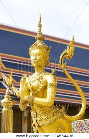 エメラルド寺院 （ワット ・ プラ Kaeo)、バンコク、タイのパゴダと黄金の天使
