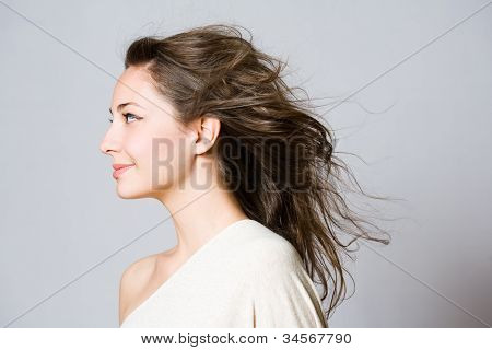Nádherná brunetka mladá žena.