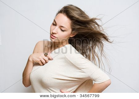 Nádherná brunetka mladá žena.