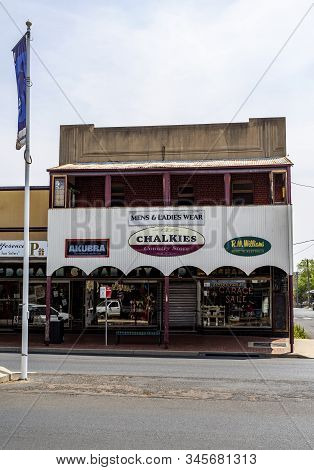 Coonabarabran, Australia - January 7, 2020: Facade Of The Shopping Mall Built In The 1930s As An Exp