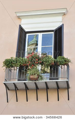 balkon met een weerspiegeling van de klokkentoren