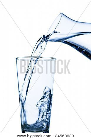 acqua pura e pulita è versato in un bicchiere. acqua potabile nel bicchiere.