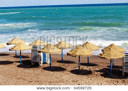sdraio vuota su una spiaggia di sabbia di mare in Spagna.