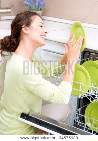 Spülmaschine. Junge Frau in der Hausarbeit Küche. Waschen