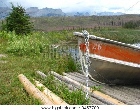 บริการให้เช่าเรือในทะเลสาบเทลบอทในอุทยานแห่งชาติแจสเปอร์