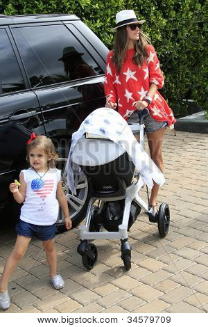 MALIBU - 4 de JUL: Modelo Alessandra Ambrósio leva filha Anja, filho de Noé fora para um passeio em Malibu em 