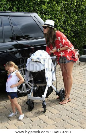 MALIBU - 4 de JUL: Modelo Alessandra Ambrósio leva filha Anja, filho de Noé fora para um passeio em Malibu em 