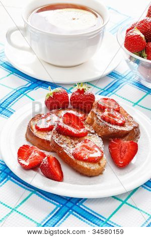 Toasts ฝรั่งเศสกับน้ำตาลผงสตรอเบอร์รี่