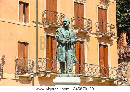Vicenza, Italy - Circa September 2018. Beautiful View Of Statua Di Fedele Lampertico In Vicenza.