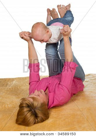 Unge mor leger med hendes Baby