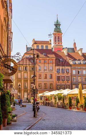 Warsaw, Poland - June 24, 2019: Cafe With Flowers, Colorful Houses In Market Square In The Old Town 