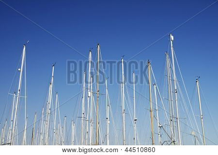 Boot-Masten mit clear blue sky