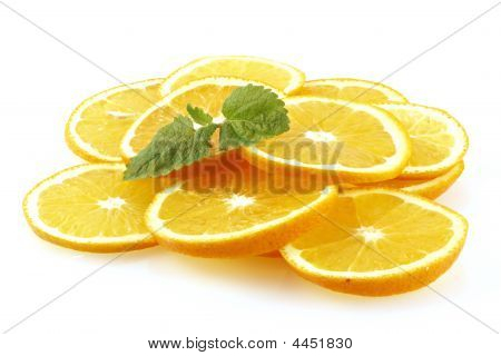 A szelet narancs citrom menta díszített.