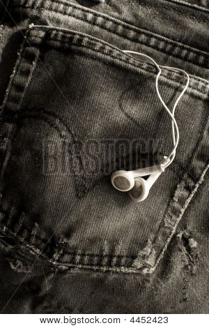 Kopfhörer auf jeans