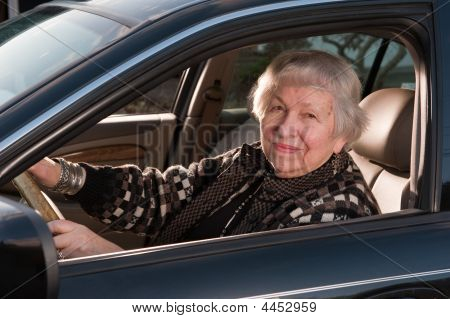 รถ Drivingr ผู้หญิงอายุ 86 ปี