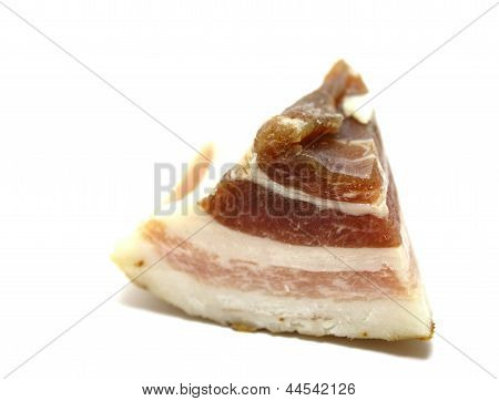 Zavřít plátek slaniny na bílém pozadí