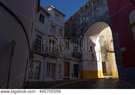 Elvas, Portugal - August 30, 2021: Street In The Old Town Of The Fortified City Of Elvas (world Heri