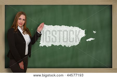 Učitel na tabuli ukazující mapa Portorika