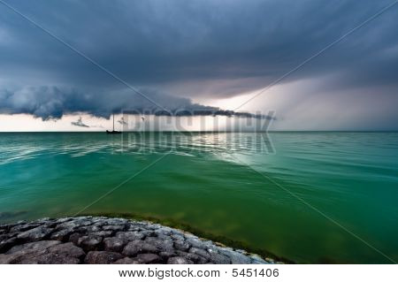 Bouřkový mrak blíží na Ijsselmeer