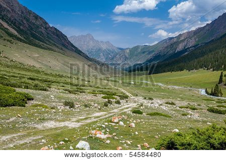 Road along the mountain river Djuku