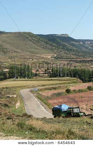 Viejo Tractor para trabajar la madera en las montañas