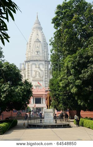 Students visiting temple at Banaras Hindu University,famous educational institution in India