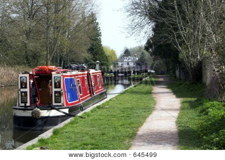 Narrowboat und Leinpfad