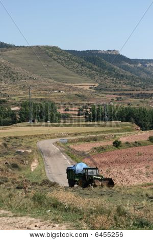 Viejo Tractor para trabajar la madera en las montañas
